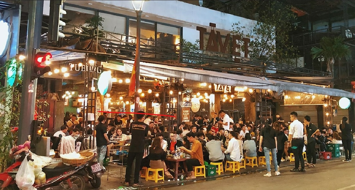 Quán nhậu Tà Vẹt gần phố Tây Huế hấp dẫn du khách bởi menu đa dạng và không gian độc đáo 