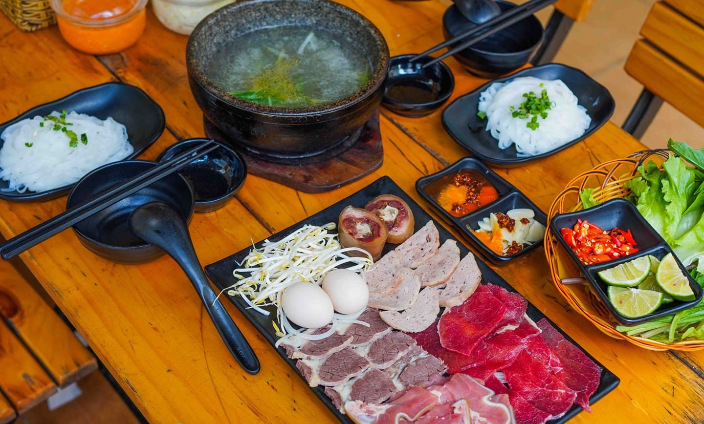 Phở thố đá ú ụ topping