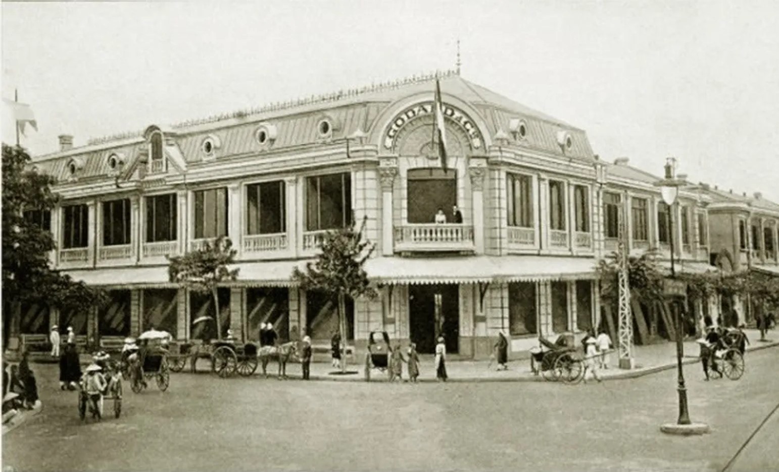 Phố Tràng Tiền Lịch sử phố Tràng Tiền khiến nhiều du khách thích thú