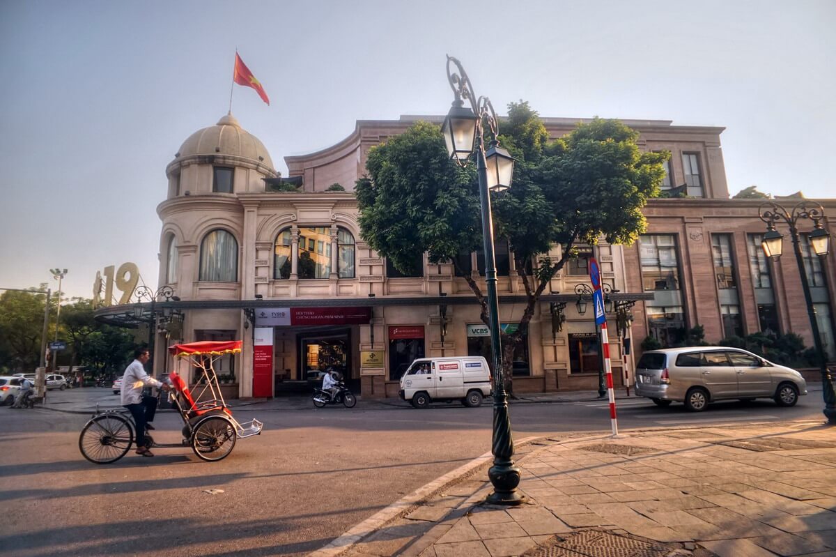 Phố Tràng Tiền Tản bộ, vãn cảnh dọc phố Tràng Tiền mang lại nhiều trải nghiệm đáng nhớ cho du khách