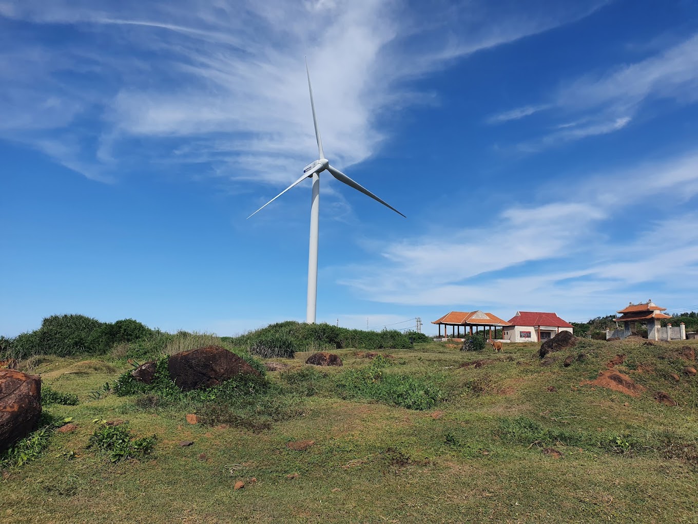 Khung cảnh bình yên của phong điện Phú Quý