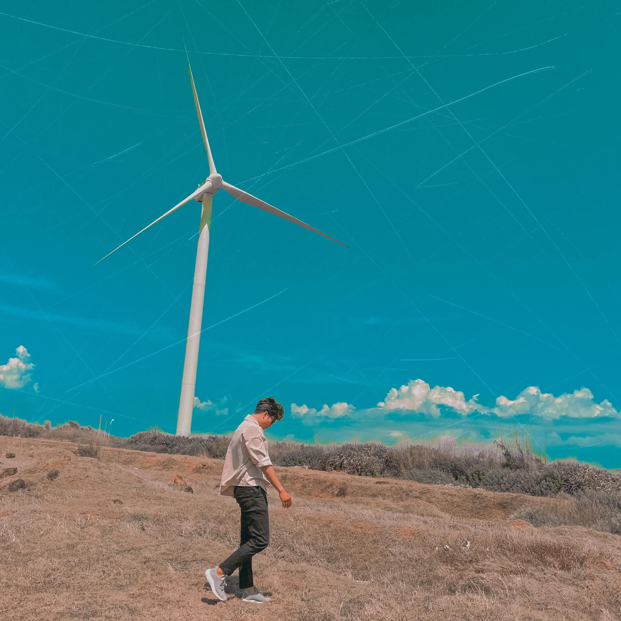 Du khách check in phong điện Phú Quý