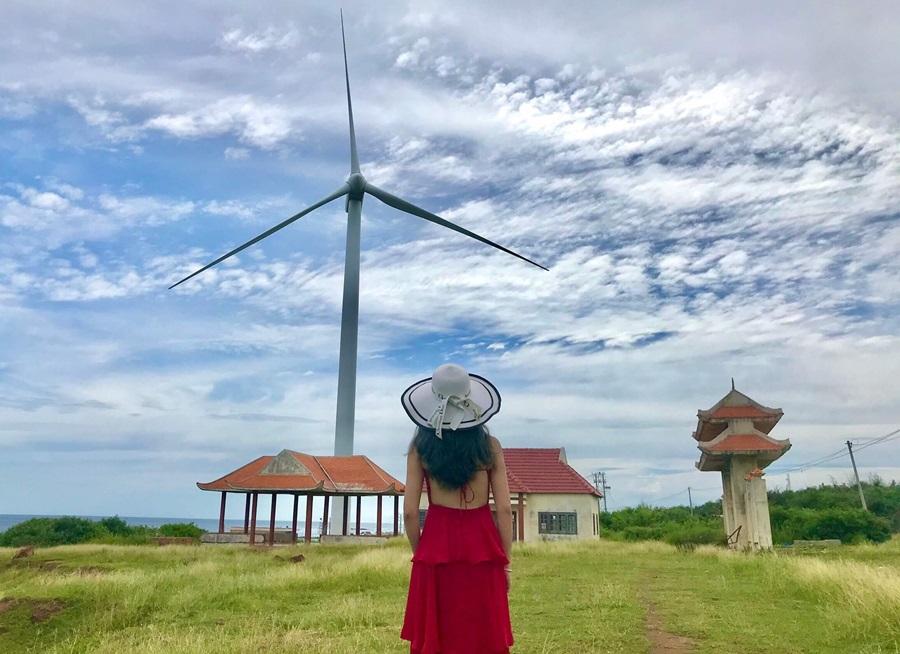 Check in phong điện với trang phục màu sắc rực rỡ 