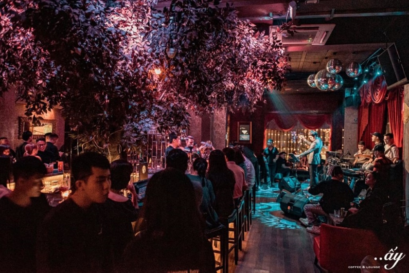 Hòa mình vào không gian lãng mạn, trữ tình tại Ấy Lounge