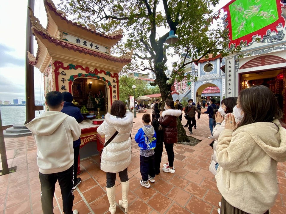 Phủ Tây Hồ thờ ai Người dân đi lễ phủ Tây Hồ dịp đầu năm