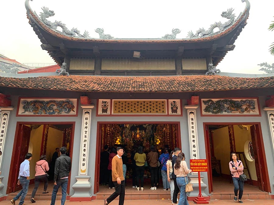 Phủ Tây Hồ thờ ai Du khách tham quan phủ Tây Hồ