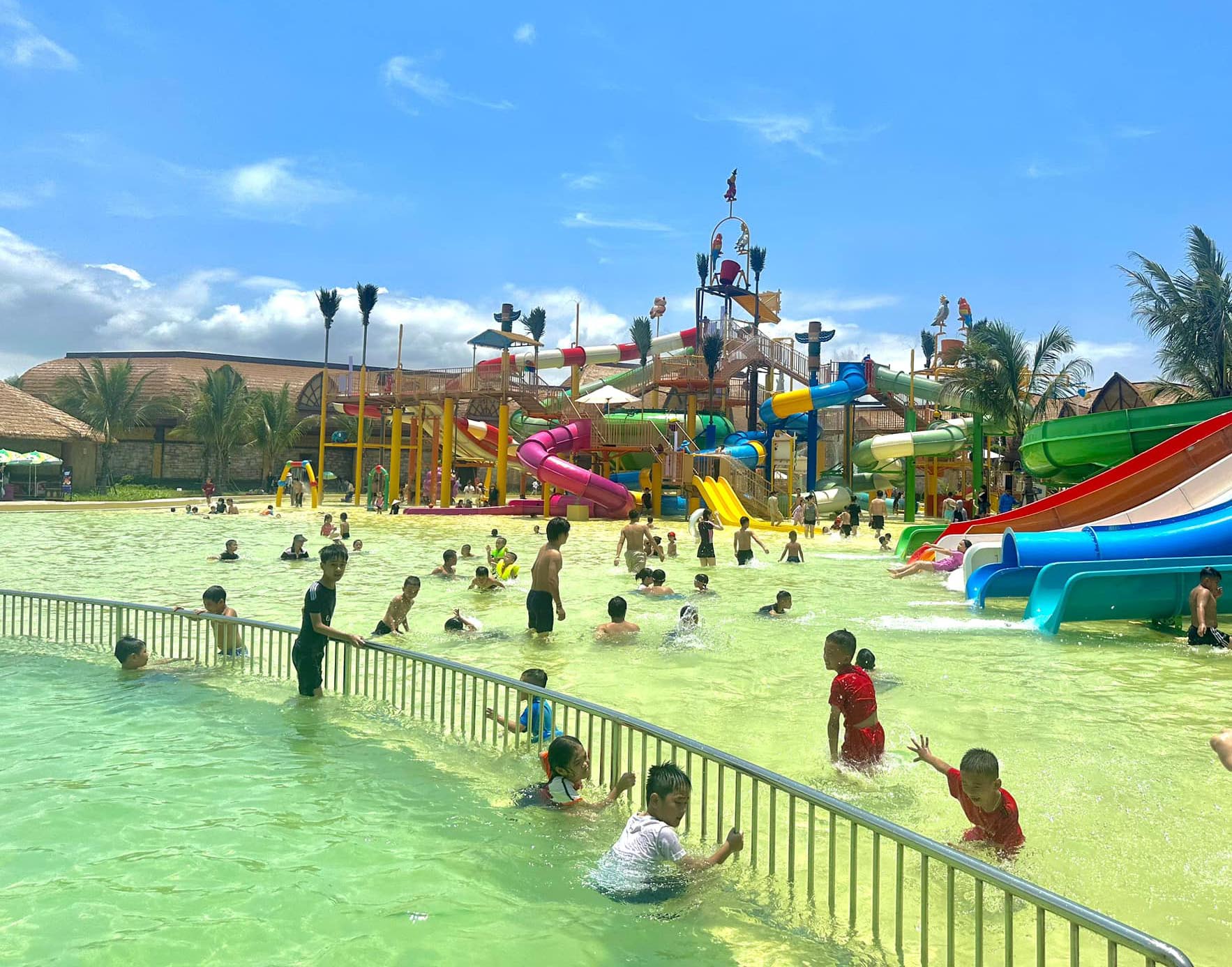 Pù Luông Công viên nước VinWonders Cửa Hội