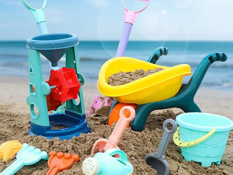 Hãy tặng bé bộ đồ chơi xúc cát cho bé cho chuyến du lịch biển