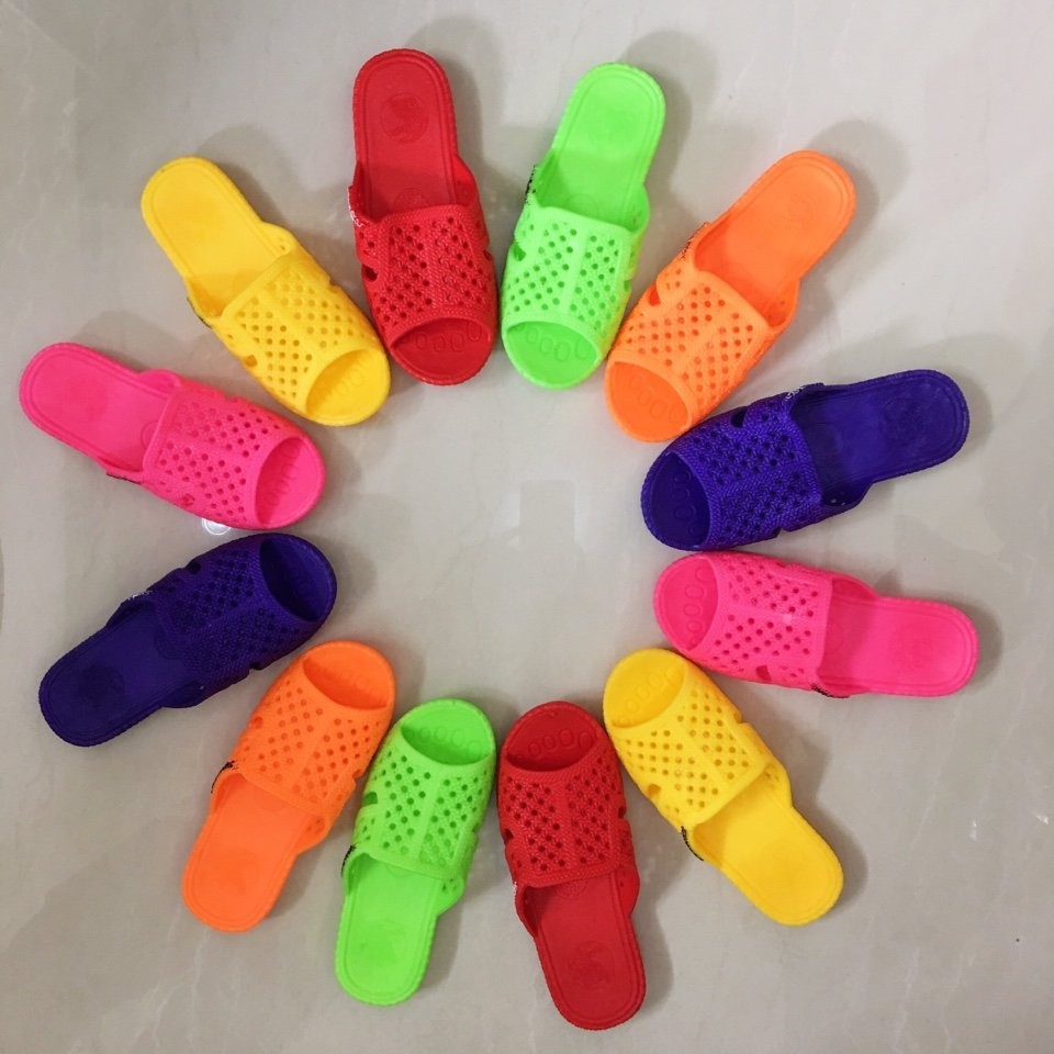 Hội bạn thân cười ngặt nghẽo với món quà vô cùng hài hước là dép tổ ong nhiều màu