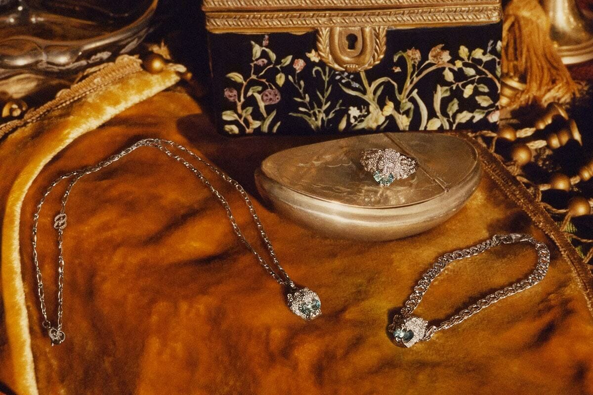 Trang sức là món quà 20/10 được nhiều cánh mày râu lựa chọn tặng vợ