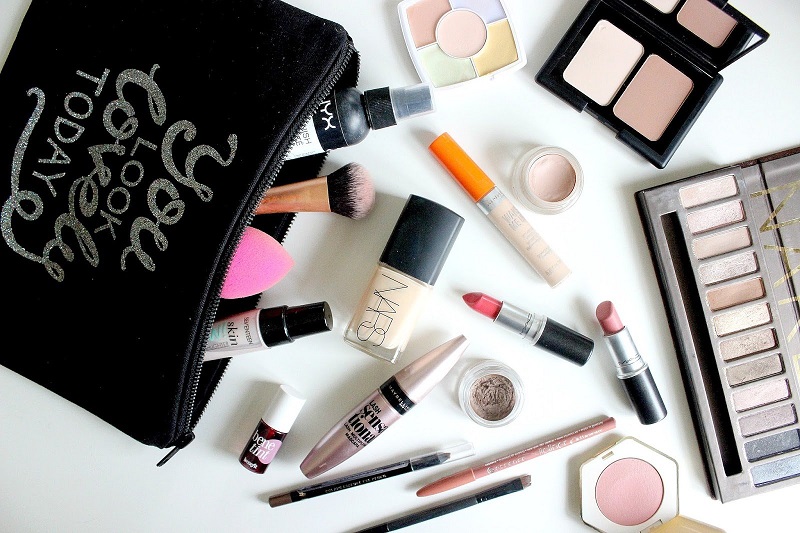 Đồ make up làm cho các cô gái tự tin hơn