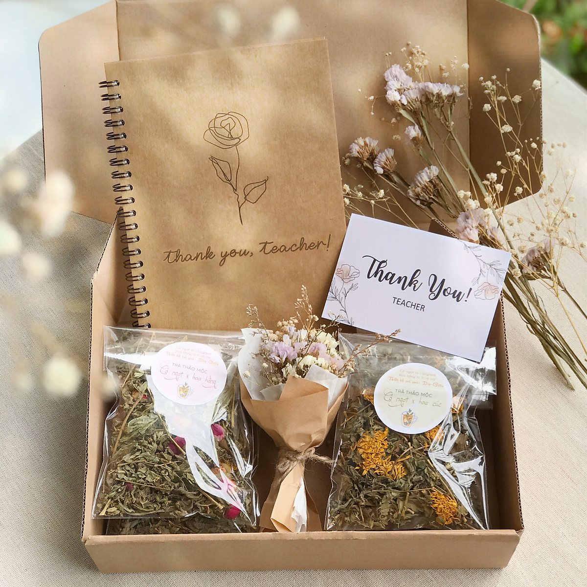 quà 20/11 tặng thầy Một hộp trà thảo mộc thể hiện sự quan tâm đến sức khỏe của thầy
