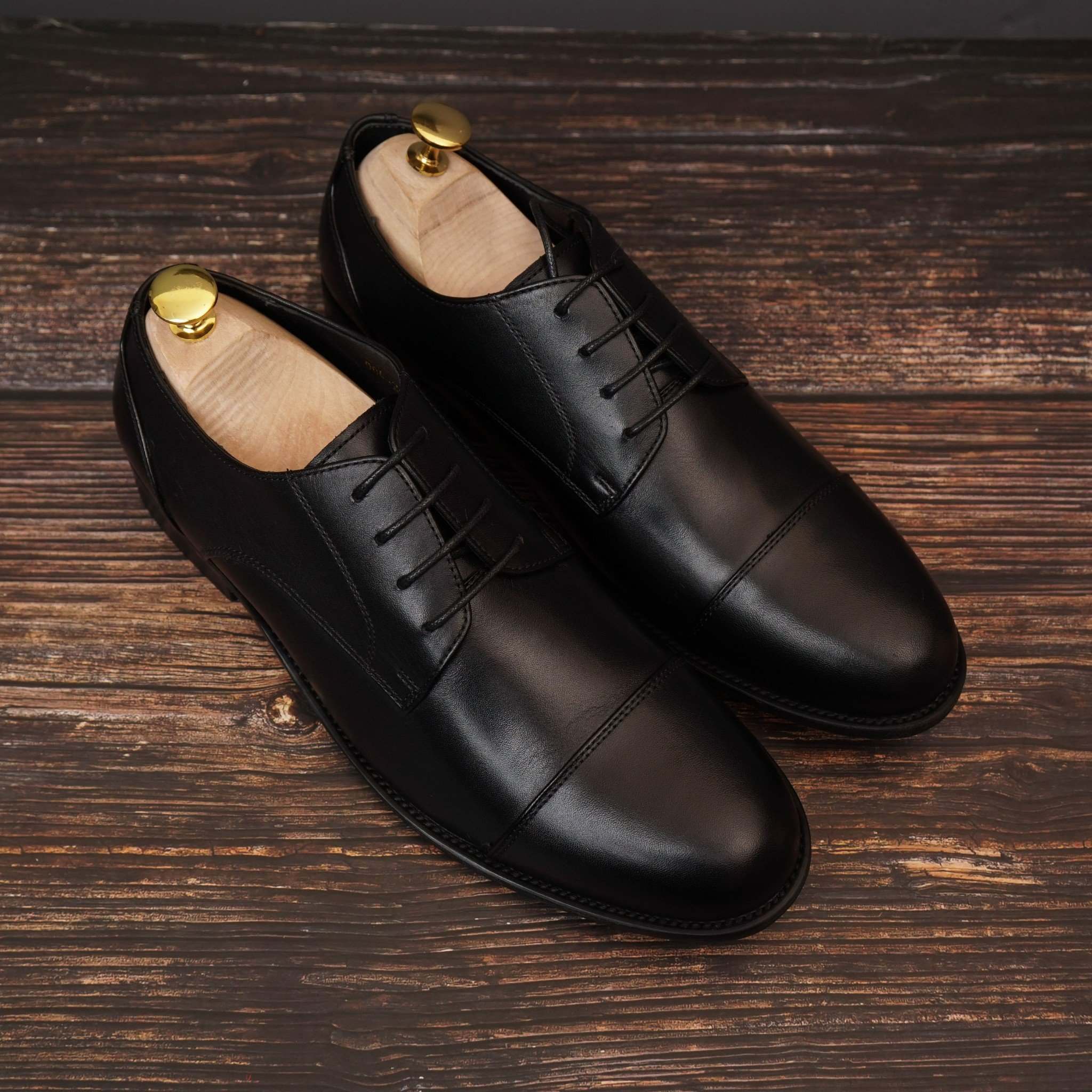 quà 20/11 tặng thầy Giày da thể hiện sự sang trọng