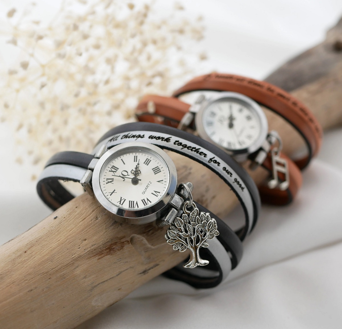 Quà kỷ niệm ngày cưới Đồng hồ đôi là quà kỷ niệm ngày cưới tượng trưng cho sự gắn kết, hợp nhất cho cặp đôi từ lúc mới chớm tình yêu cho đến khi kết hôn