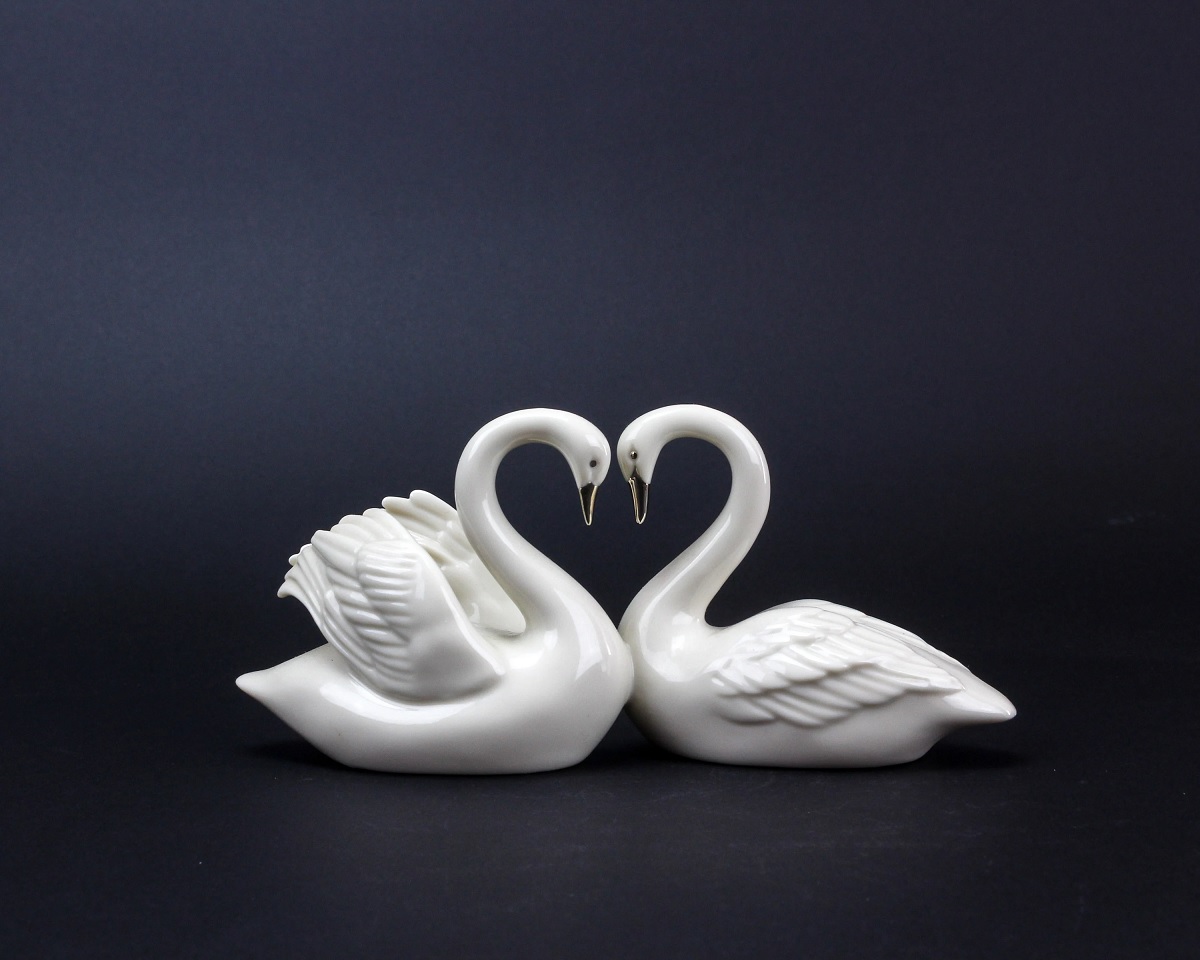 Quà kỷ niệm ngày cưới Đôi thiên nga tượng trưng cho tình yêu bền chặt trong tình yêu vợ chồng