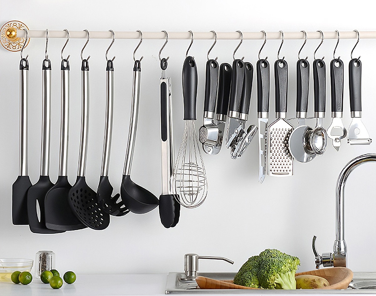 Quà kỷ niệm ngày cưới Dụng cụ nhà bếp là quà tặng hữu ích và đa năng, giúp tăng thêm niềm vui và hạnh phúc trong không gian bếp núc của tổ ấm gia đình