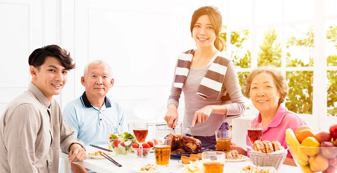 Quà kỷ niệm ngày cưới Khoảnh khắc ấm áp và đầm ấm bên gia đình trong bữa cơm quây quần