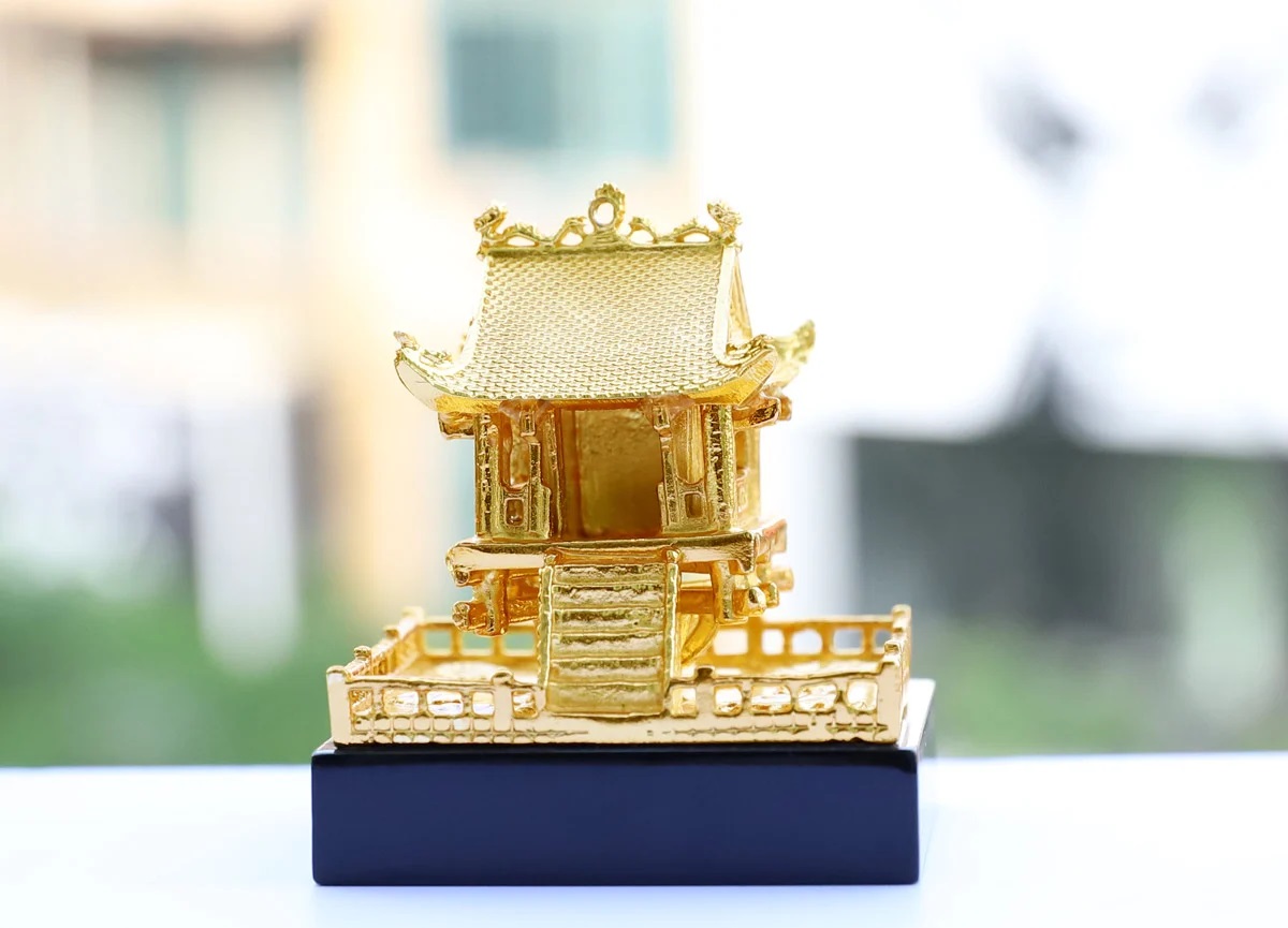 Chùa Một Cột mạ vàng 24K 