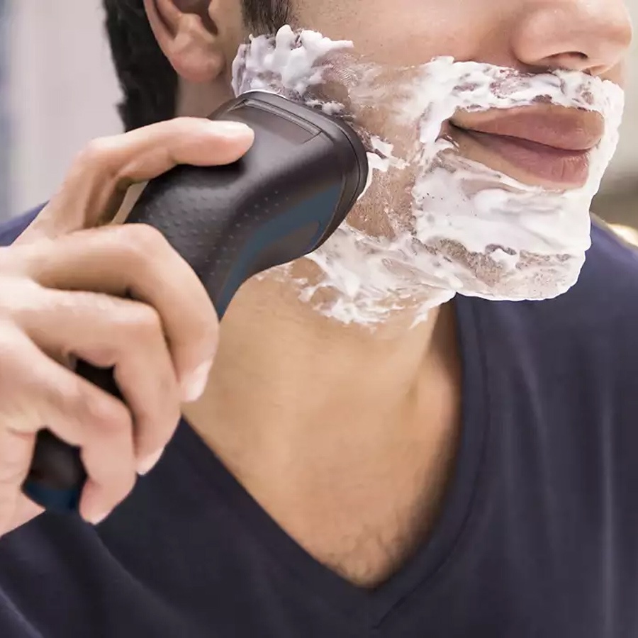 Máy cạo râu là một trong những vật dụng không thể thiếu của cánh mày râu