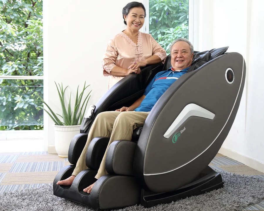 Chiếc ghế massage giúp bố cảm thấy thư giãn, thoải mái hơn và cải thiện sức khỏe