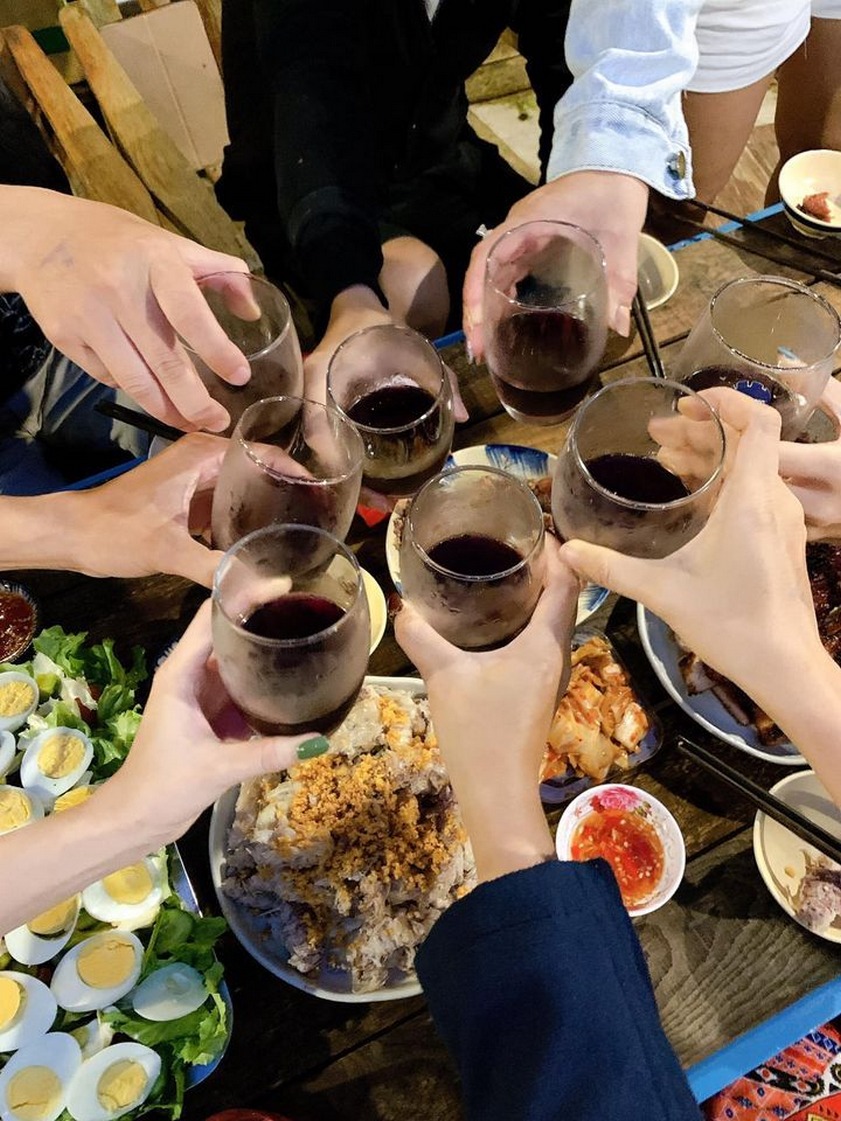 Quà tặng bạn thân là con gái Tự tay chuẩn bị một bữa ăn, cùng nhau thưởng thức những món ngon để ôn lại kỷ niệm đẹp đã có cùng nhau