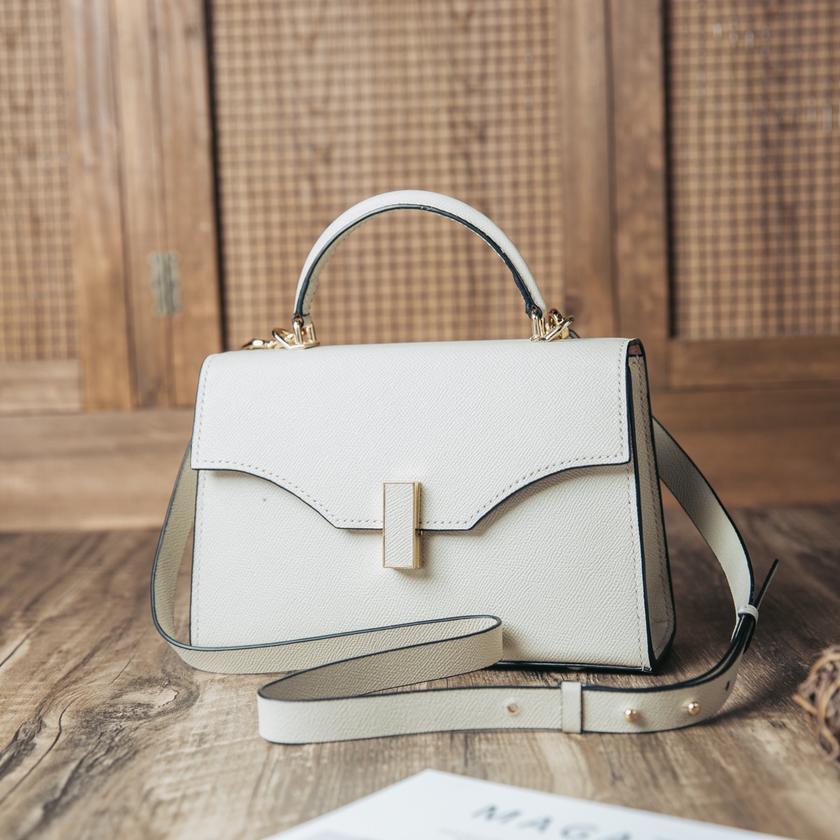 Túi xách thể hiện phong cách thời trang, giúp cô ấy tự tin hơn