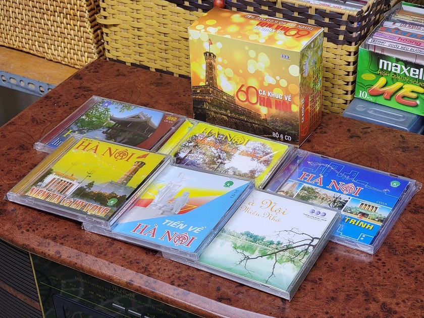 Đĩa CD là món quà tặng sếp nam khá hoài cổ