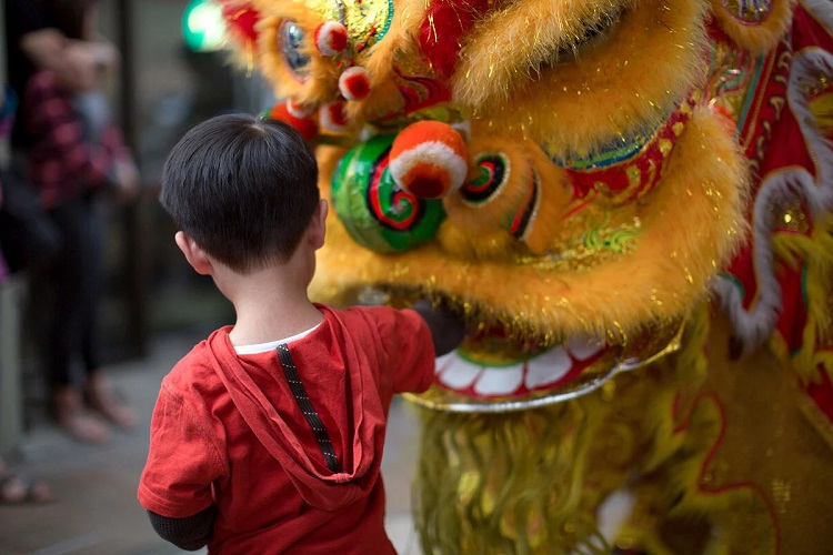Chọn trang phục múa lân làm quà Trung thu cho bé trái cực