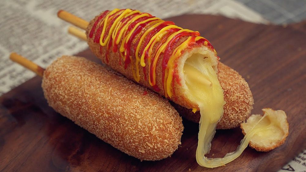 Những xiên hotdog ngập phô mai béo ngậy tại Youone Hotdog