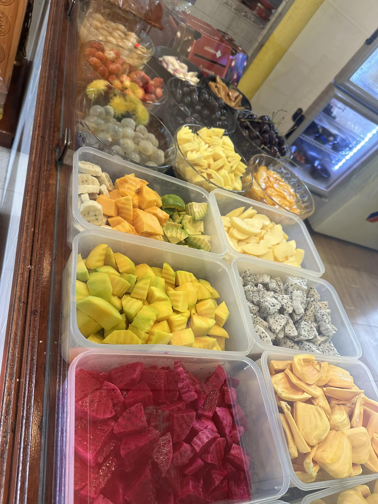 Vô vàn loại trái cây được chuẩn bị sẵn để ăn cùng sữa chua 