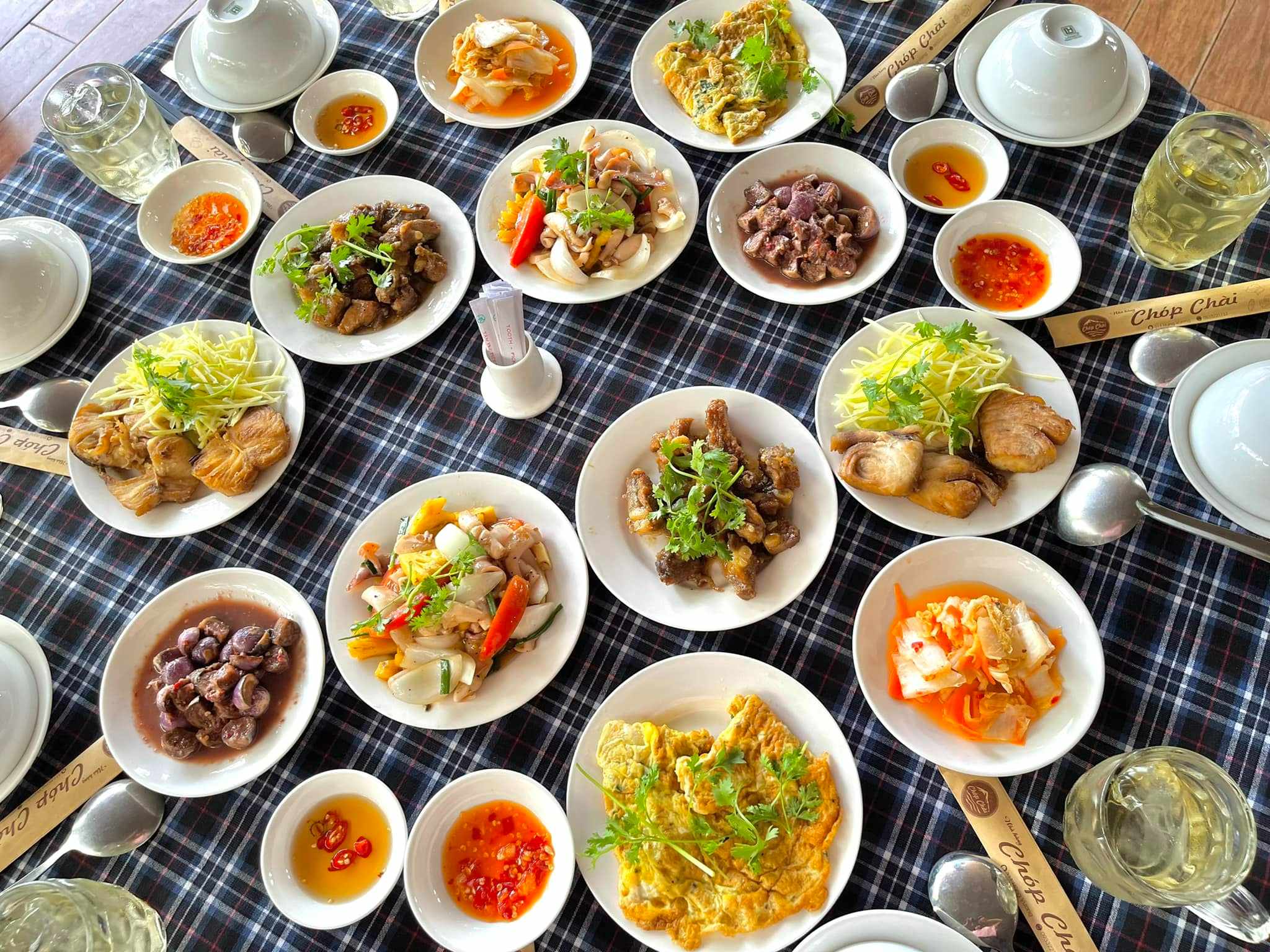 Mâm cơm đa dạng món ăn tại quán ăn ngon ở Tuy Hòa Chóp Chài 