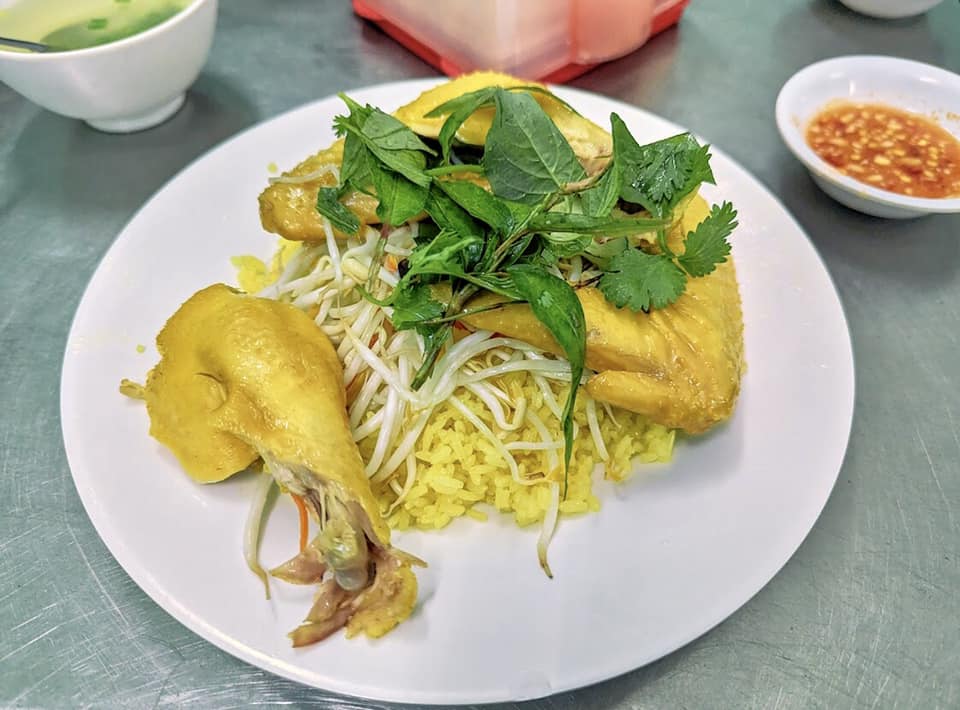 Cơm vàng óng, gà dai giòn khiến thực khách không thể cưỡng lại 