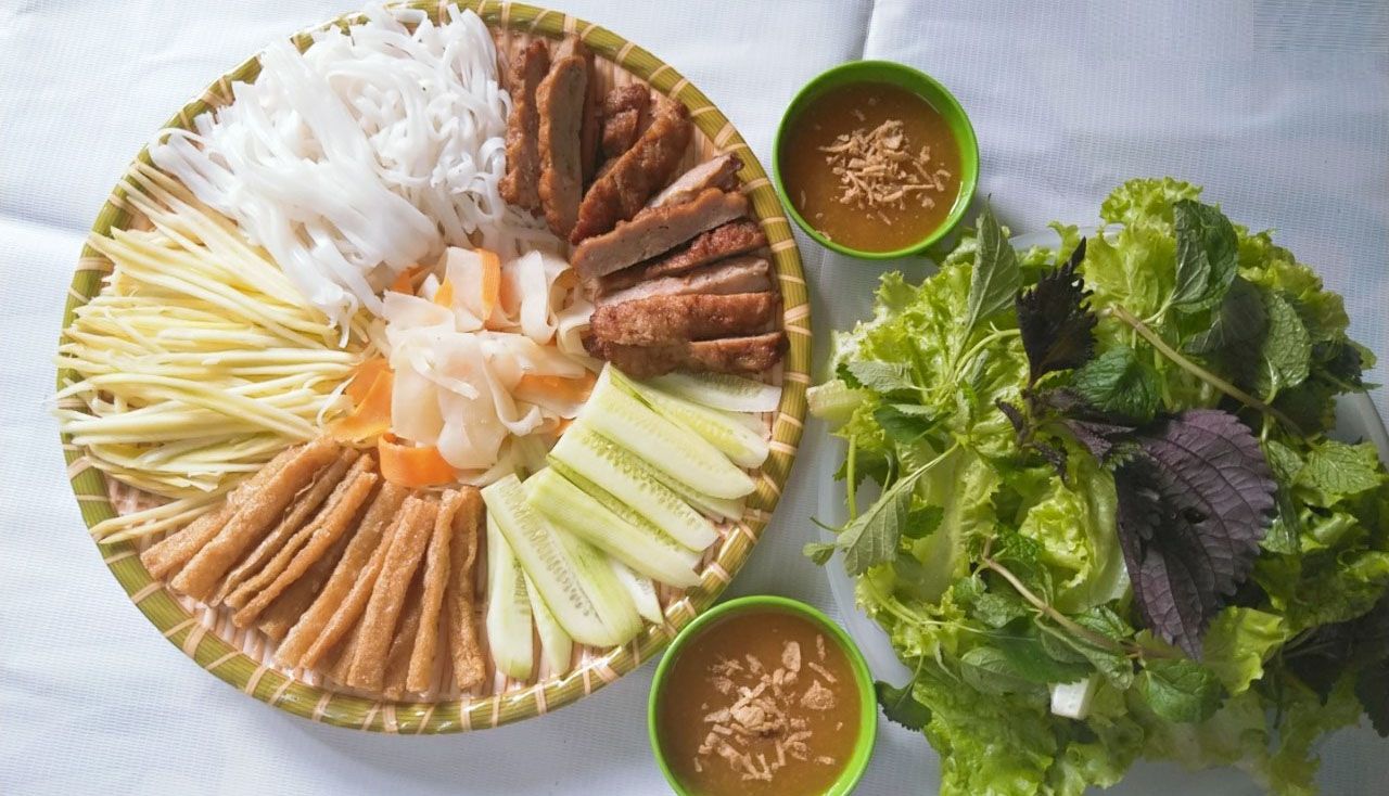 Mẹt nem nướng Nha Trang đầy ắp các topping