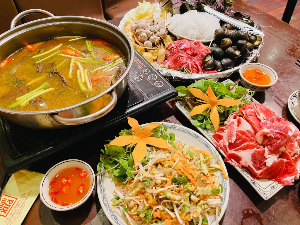 Món lẩu ốc nổi tiếng tại Quán Xưa