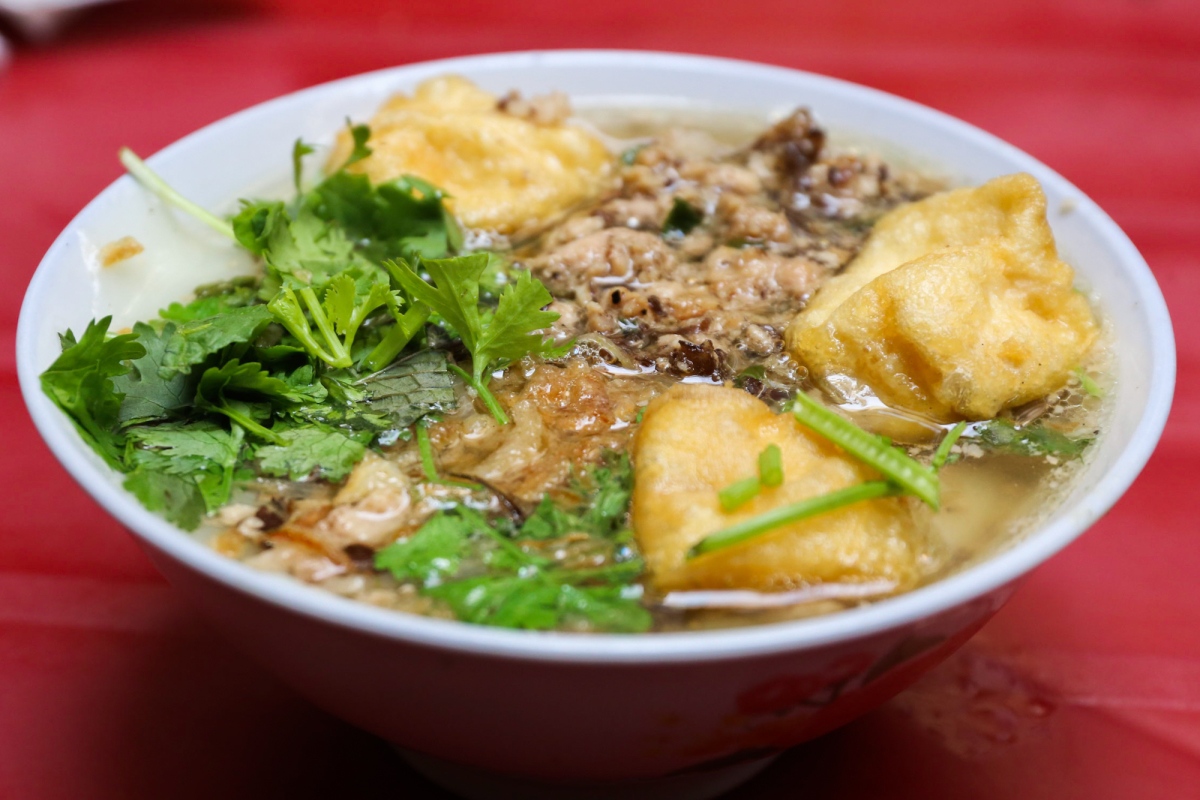 Một bát bánh đúc nóng hổi kích thích vị giác của thực khách