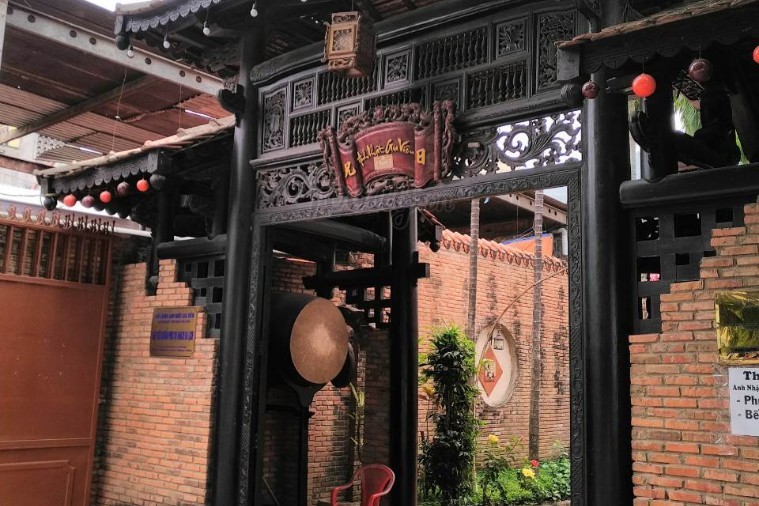 quán ăn ngon Quy Nhơn Không gian cổ xưa của quán Anh Nhật Gia Viên