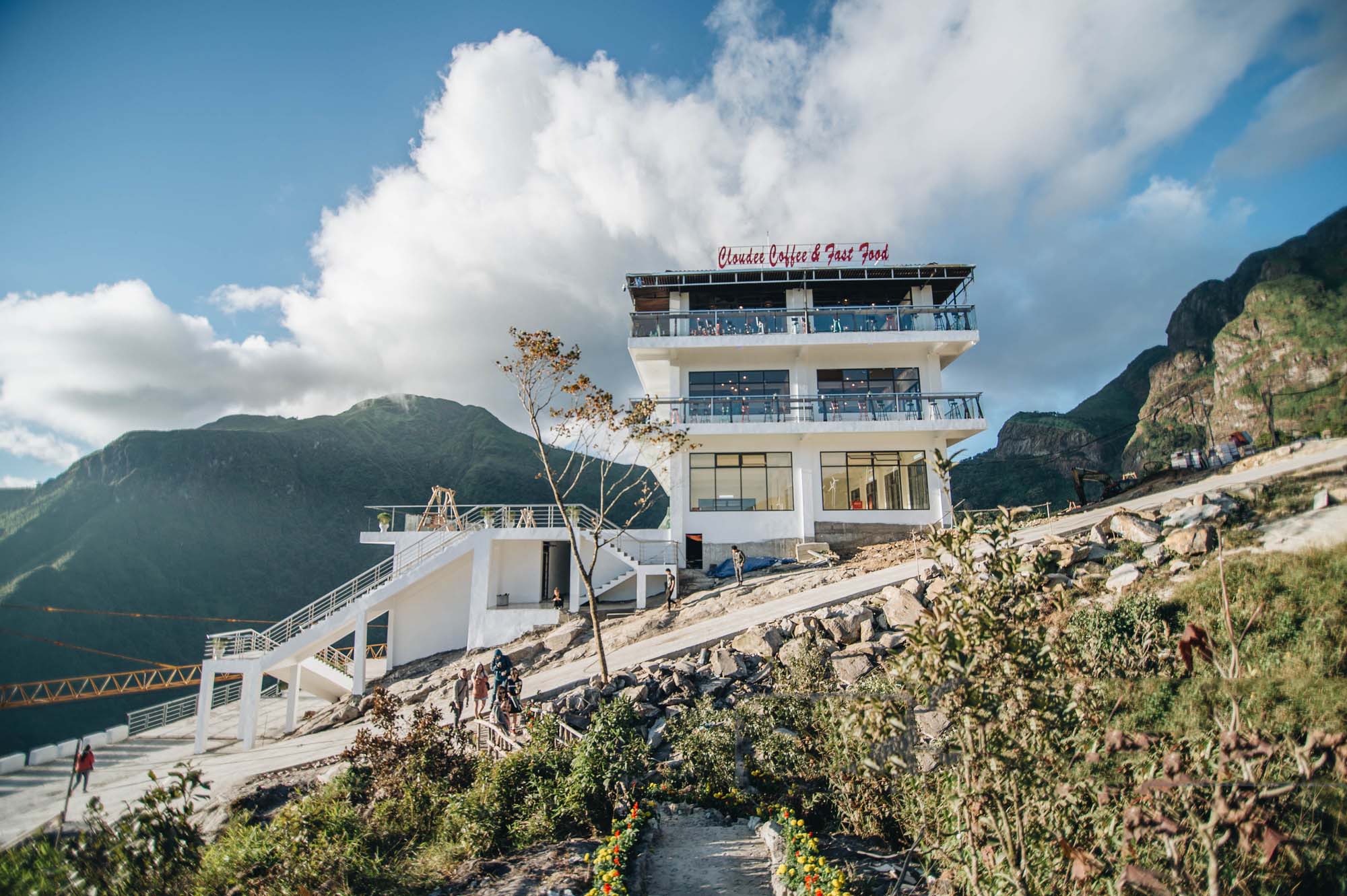 Quán cà phê tại cầu kính Sa Pa