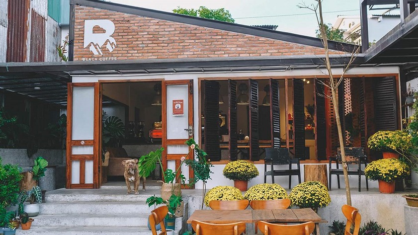 Quán cafe đẹp ở Bảo Lộc B’laca Coffee là nơi bạn có thể thư giãn với những cốc cà phê thơm ngon