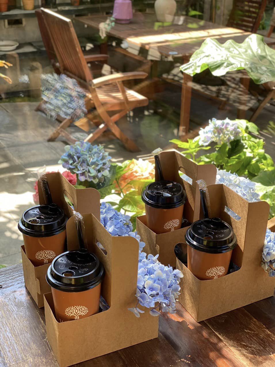 Những bông hoa cẩm tú cầu đẹp và lãng mạn được trang trí trên bàn