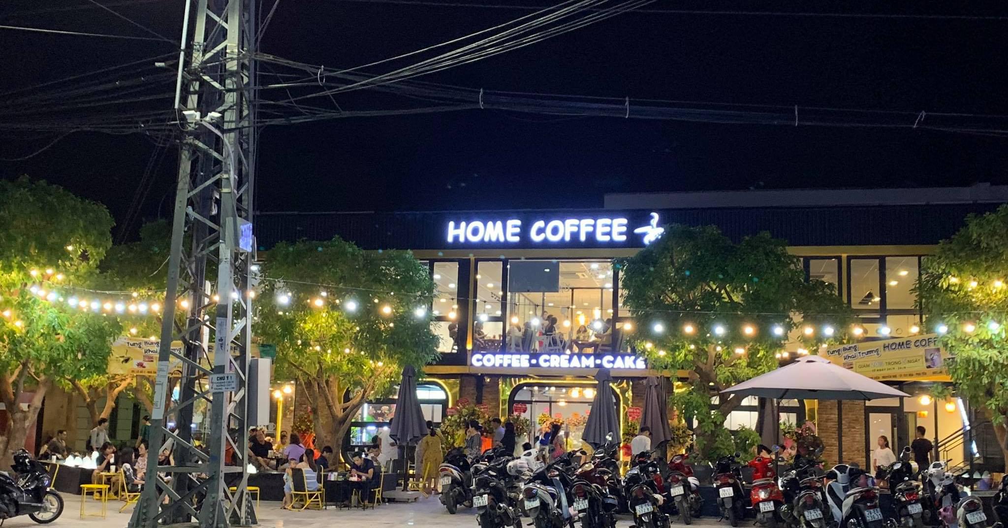 Không gian bên ngoài quán rộng rãi