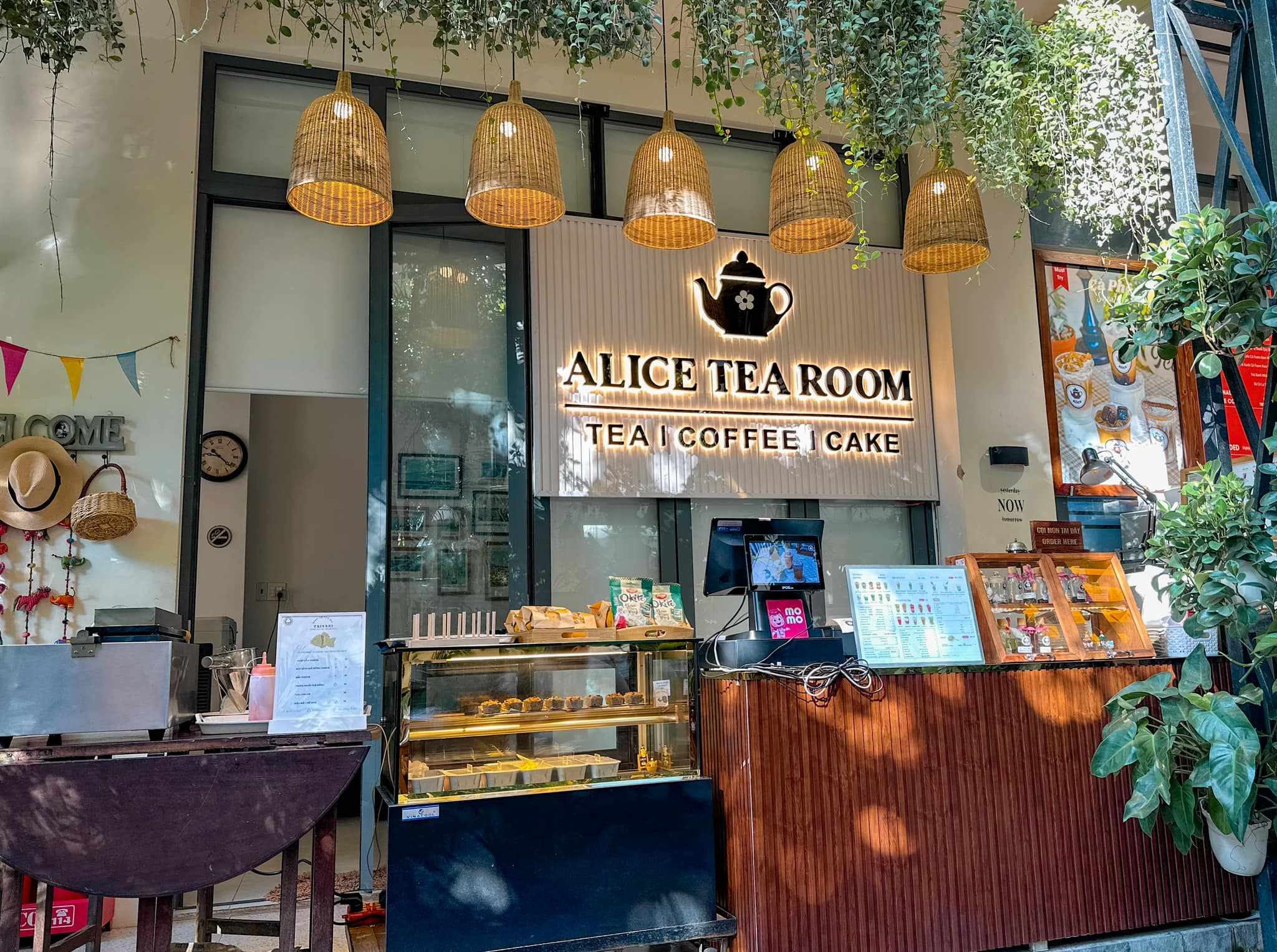 Thưởng thức cafe, bánh ngon tại quán