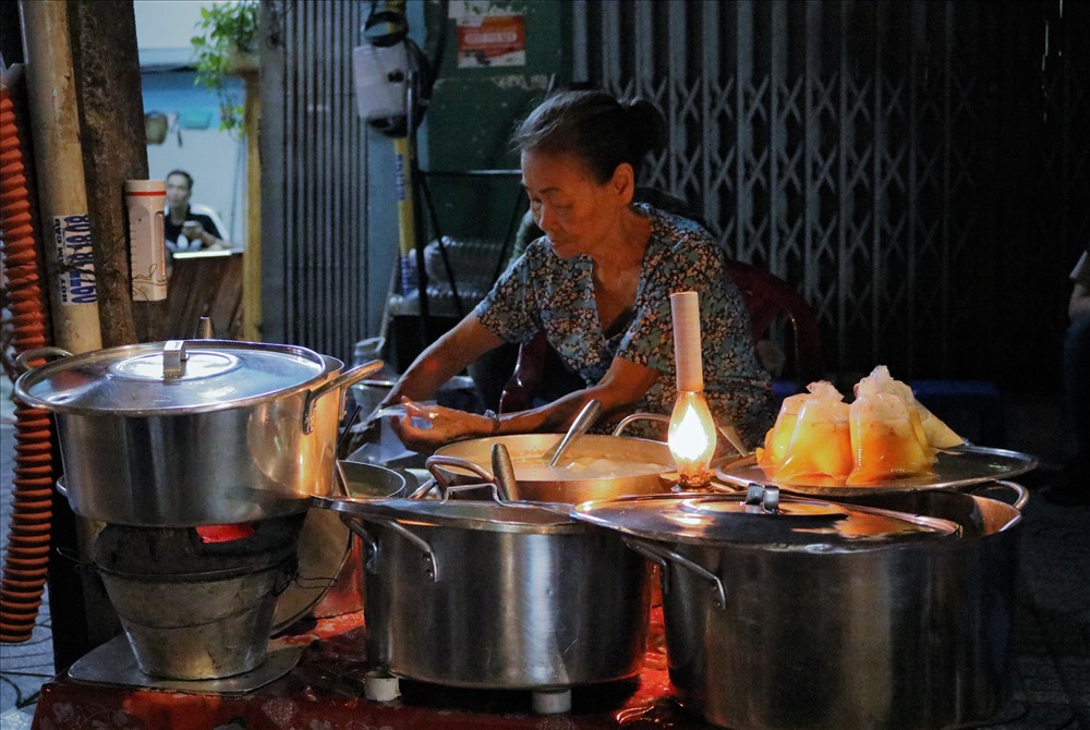 Quán chè ngon ở TPHCM gánh chè Đèn Dầu