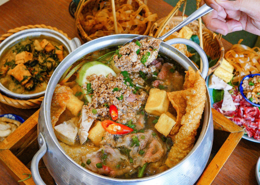 quán cơm ngon Đà Nẵng Nồi lẩu riêu cua nóng hổi, thơm lừng của Cơm Nhà Vui