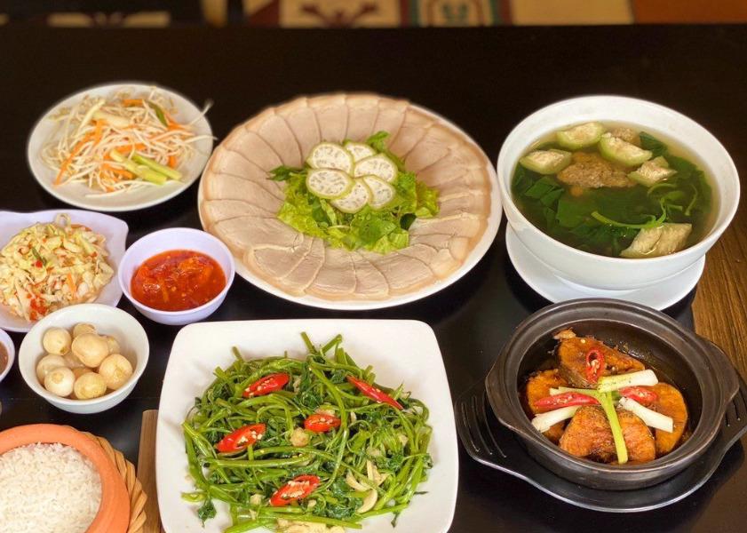 quán cơm ngon Đà Nẵng Mâm cơm gia đình đầm ấm của Cơm Niêu Trúc Lâm Viên