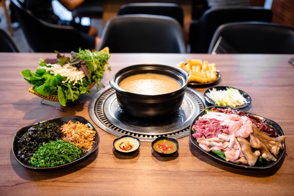 quán dê ngon Hà Nội Bàn ăn được trình bày đẹp mắt ở quán dê ngon Hà Nội - Ok Con Dê