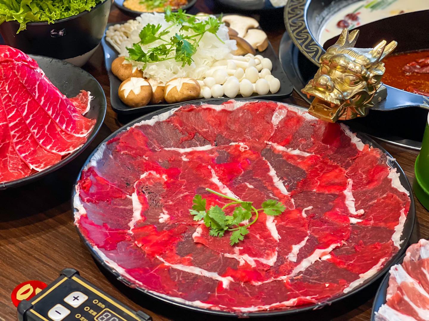 quán lẩu ngon ở Huế Phần thịt bò nhúng lẩu siêu chất lượng khiến thực khách không cưỡng lại được