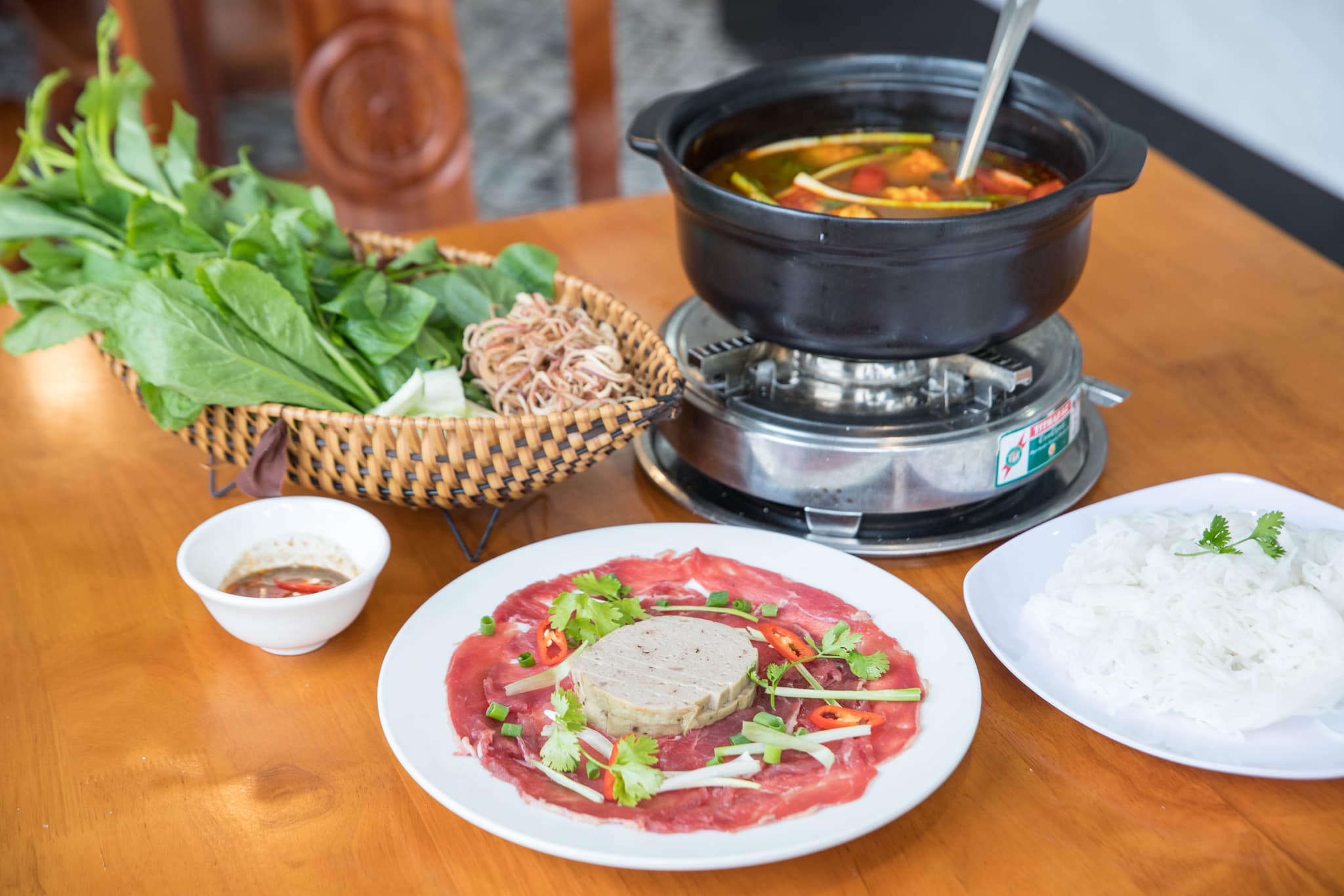 quán lẩu ngon ở Huế Không gian quán sạch sẽ, nhân viên phục vụ nhanh chóng