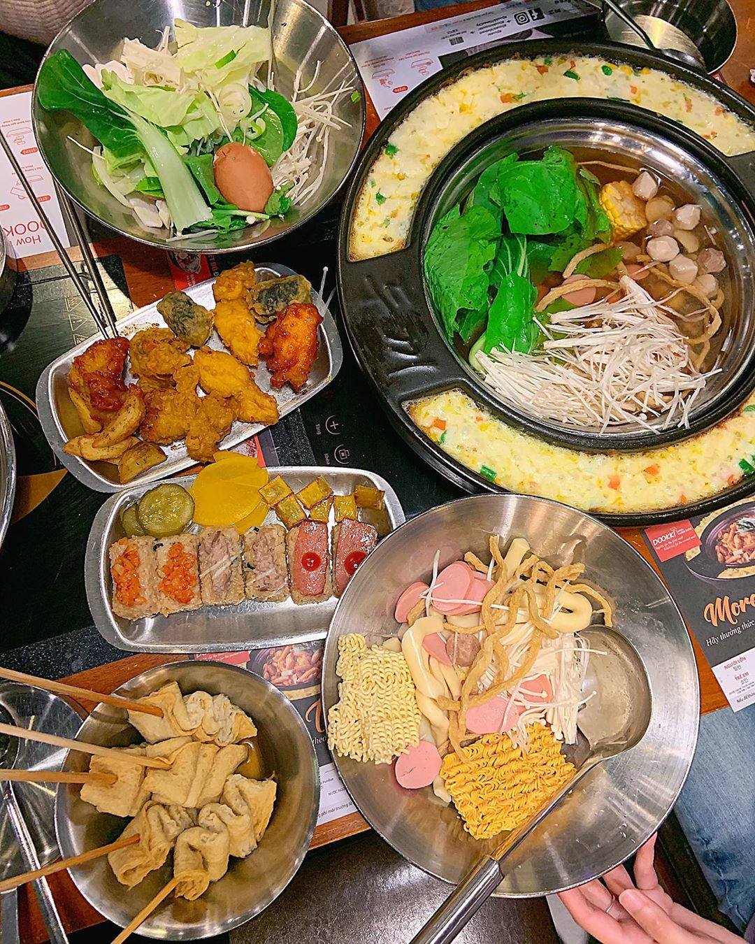 quán lẩu ngon ở Huế Một bàn đầy ắp đồ ăn siêu ngon tại Dookki