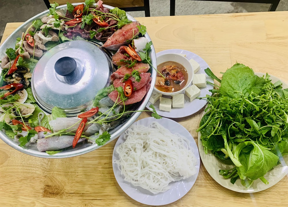 quán nhậu Đà Nẵng Lẩu hải sản nhiều topping của quán Quỳnh Mập