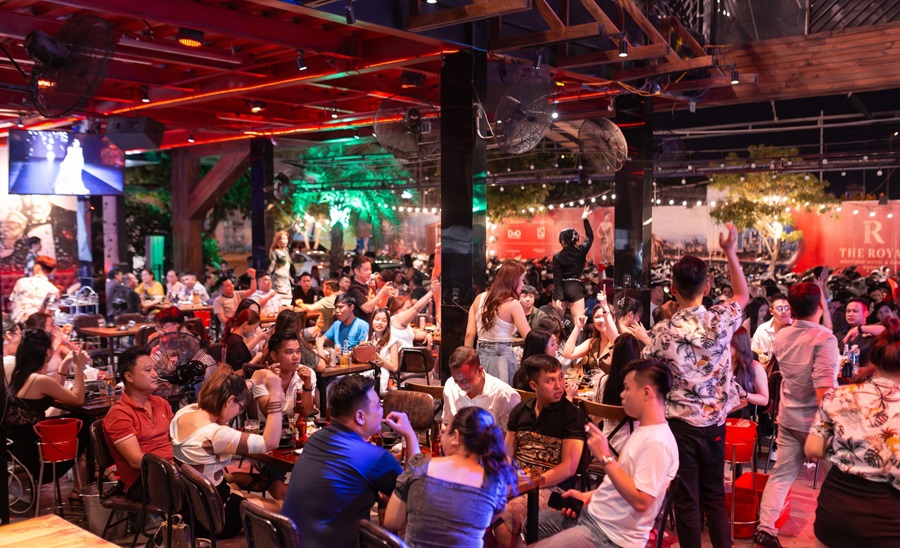 quán nhậu Đà Nẵng The 69 - Beer Garden lúc nào cũng đông khách